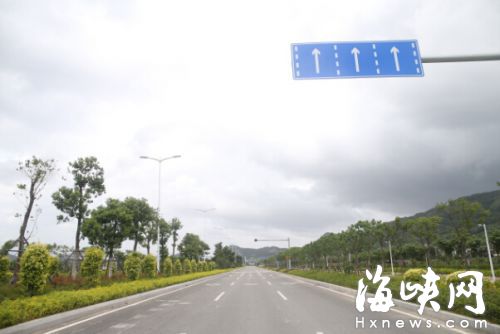 环岛路二期两边都是花化景观